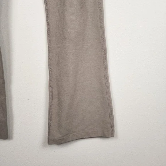 Beyond Yoga Beyond the Bump Maternity Gray Flare Leggings Women's Size XS - Picture 4 of 6